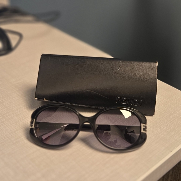 Fendi Black Sunglasses with Textured Temples and Silver Accents - Picture 4 of 9